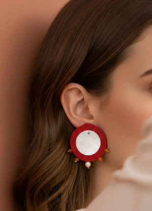 Mujer con pendientes Trianita de nacar y soutache rojo hechos a mano en Bizkaia, regalo original para mujer unico e irrepetible