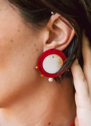 Mujer con pendientes Trianita de nacar y soutache rojo hechos a mano en Bizkaia, regalo original para mujer unico e irrepetible