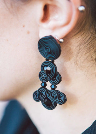Mujer con pendientes Versalles de soutache negro hechos a mano en Bizkaia, regalo original para mujer unico e irrepetible