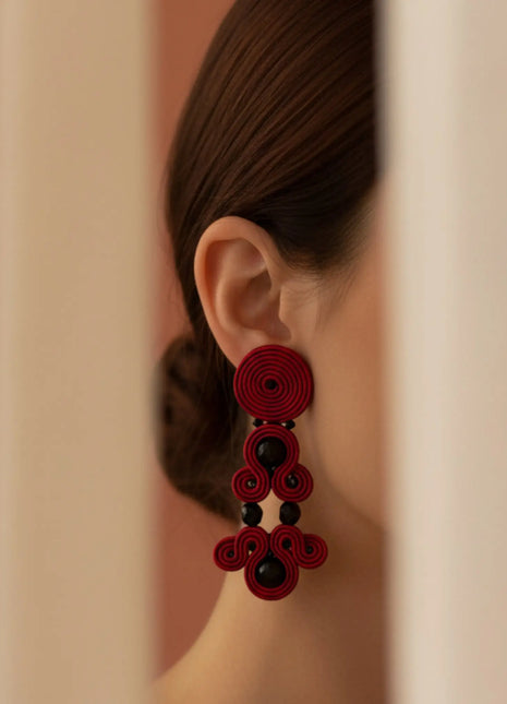 Mujer con pendientes Versalles de soutache rojo hechos a mano en Bizkaia, regalo original para mujer unico e irrepetible