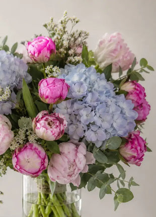 Detalle del ramo Aurora de flores frescas en tonos azules y rosas, regalo original para mujer con entrega a domicilio