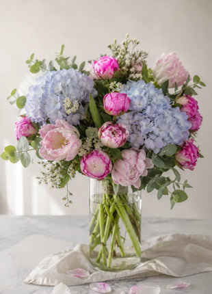 Ramo Aurora de flores frescas con hortensias azules tulipanes y peonias rosas en jarron, regalo especial para mujer
