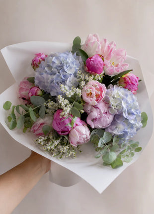 Ramo Aurora de flores frescas con hortensias azules y peonias rosas, regalo original para mujer con entrega a domicilio