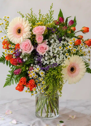 Ramo sorpresa de flores frescas de temporada con rosas, gerberas y flores silvestres, regalo original para mujer con entrega a domicilio