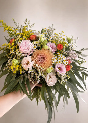Ramo sorpresa de flores frescas de temporada compuesto por Ainhoa, regalo original para mujer con entrega a domicilio