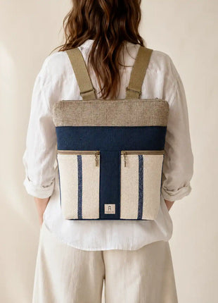 Mujer con Mochila Sullana lisa hecha a mano en Bilbao con tejido natural y rayas azul marino, regalo original para mujer unico e irrepetible
