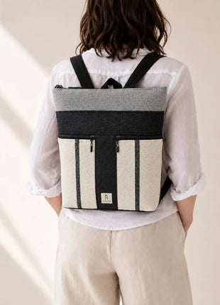 Mujer con Mochila Sullana lisa hecha a mano en Bilbao con tejido natural y rayas negras, regalo original para mujer unico e irrepetible