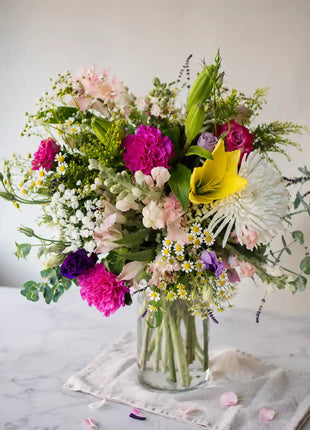 Ramo sorpresa de flores frescas de temporada en tonos vivos compuesto por Ainhoa, regalo original para mujer con entrega a domicilio