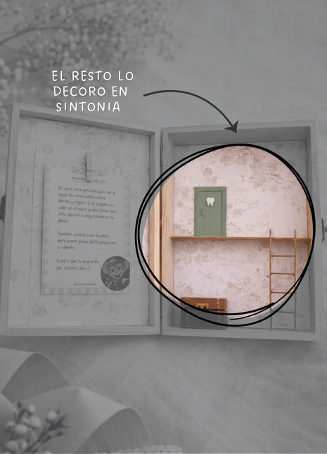 Interior de la casita del Ratoncito Pérez decorado a mano con papel de pared floral, puerta miniatura con diente y escalera de madera