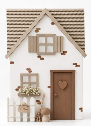 Casita del Ratoncito Pérez hecha a mano con tejado beige, dos ventanas y puerta con corazón — regalo original para niños