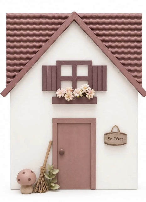 Casita del Ratoncito Pérez hecha a mano con tejado burdeos, ventana con flores y seta decorativa — regalo original para niños