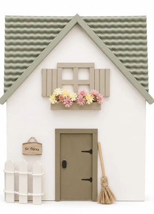 Casita del Ratoncito Pérez hecha a mano con tejado verde salvia, ventana con flores y cartel Sr. Pérez — regalo original para niños
