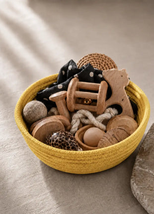 Cesta Tesoros Natura Montessori en color amarillo con objetos de madera y texturas naturales — regalo de bautizo o nacimiento