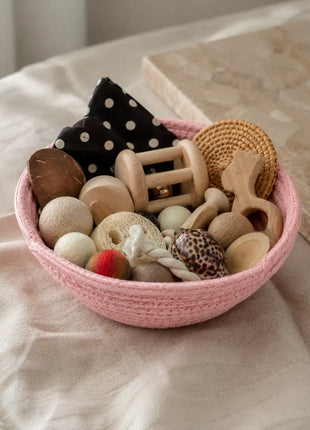 Cesta Tesoros Natura Montessori en color rosa con sonajeros de madera y objetos sensoriales — regalo de nacimiento o bautizo para niña