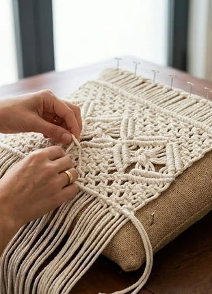 Manos tejiendo nudos de macramé sobre funda de cojín, paso a paso con el kit Arman para principiantes