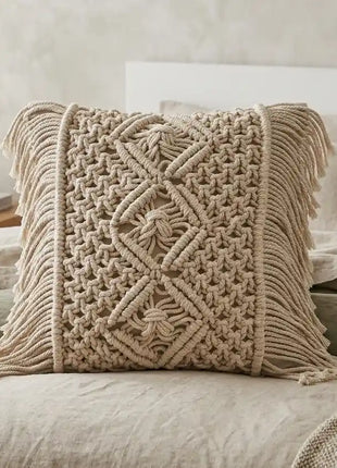 Resultado del kit macramé Arman: cojín 45x45 cm con aplique de nudos en cuerda de algodón natural sobre cama