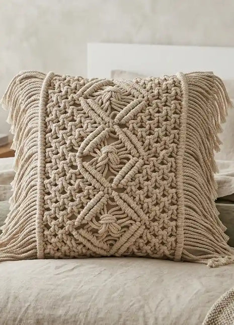 Resultado del kit macramé Arman: cojín 45x45 cm con aplique de nudos en cuerda de algodón natural sobre cama