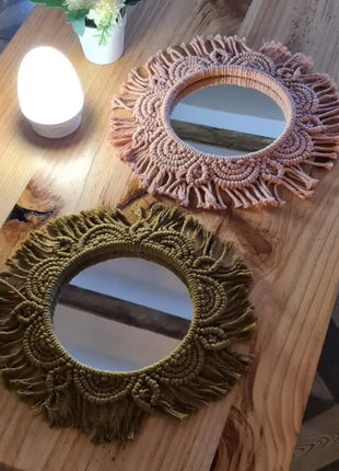 Kit macramé espejo Pétalos en dos colores: rosa y verde oliva, tejidos a mano sobre mesa de madera