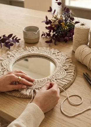 Manos tejiendo el espejo de macramé Pétalos con carretes de cuerda de algodón — kit de manualidades para adultos, regalo original para mujer