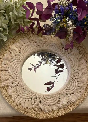 Resultado del kit macramé espejo Pétalos en color natural, 24x24 cm, decorado con flores secas