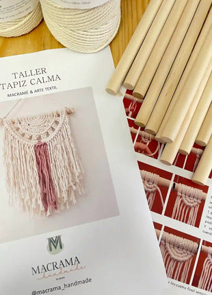 Contenido del kit macramé Tapiz Calma: guía paso a paso impresa con imágenes, palo de madera y cuerda de algodón lista para tejer