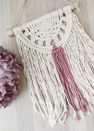 Detalle del tapiz de macramé Calma terminado: diseño semicircular en algodón natural con acento central en rosa viejo