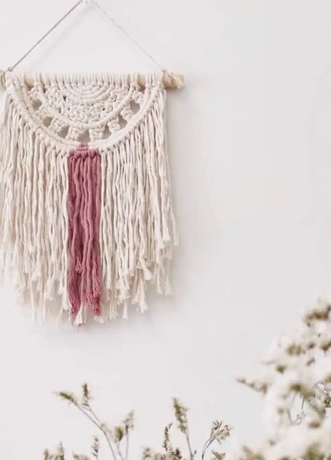 Tapiz de macramé Calma colgado en pared blanca — pieza decorativa tejida a mano, resultado del kit para principiantes