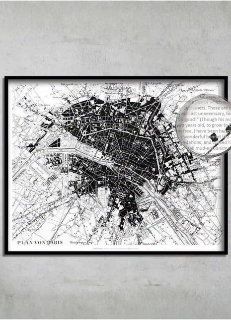 Lámina Historia de Dos Ciudades enmarcada con lupa mostrando el texto legible de la microimpresión