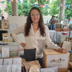 Laura, artesana de Pegotitos de Papel, en feria con sus casitas del Ratoncito Pérez hechas a mano — regalo original para niños